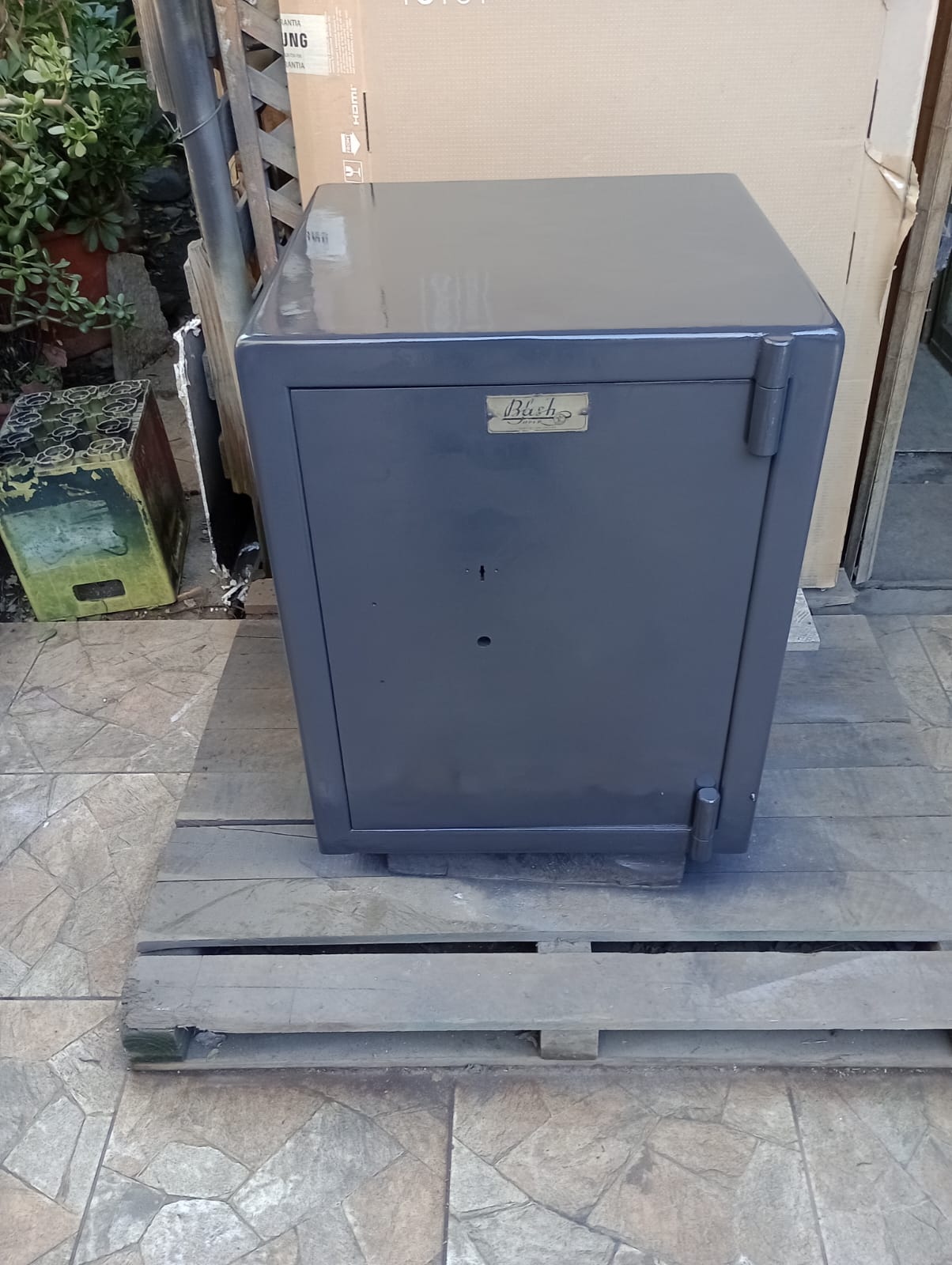 Caja fuerte marca BASH lista para traslado