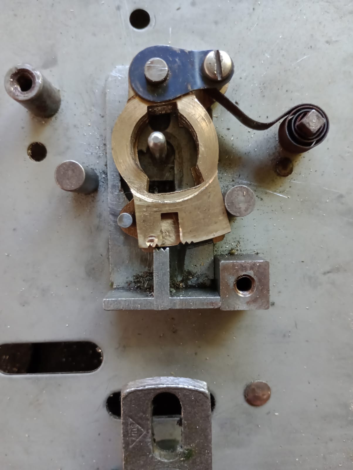 Mecanismo interno de caja fuerte desmontado durante diagnóstico de apertura