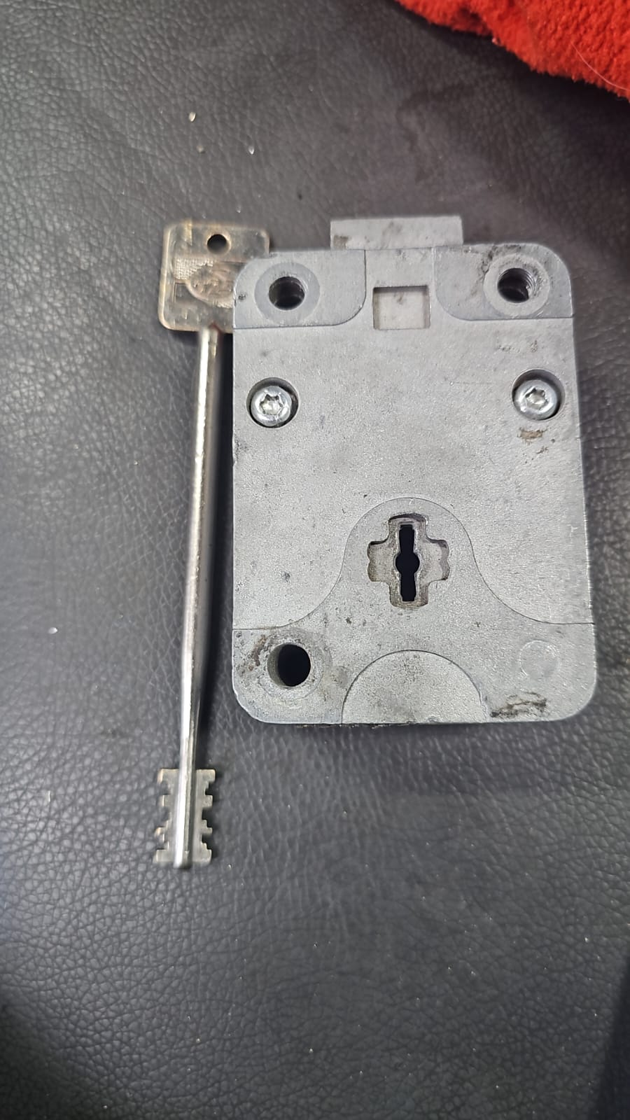 Cerradura original de caja fuerte desmontada durante restauración en casa histórica de Valparaíso