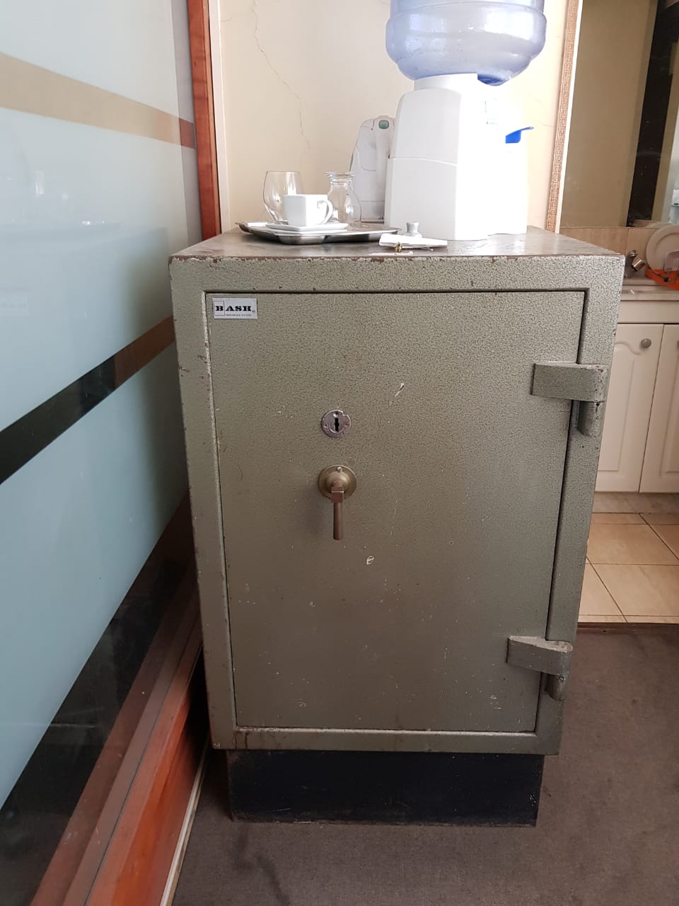 Caja fuerte antigua marca Bash intervenida en oficina