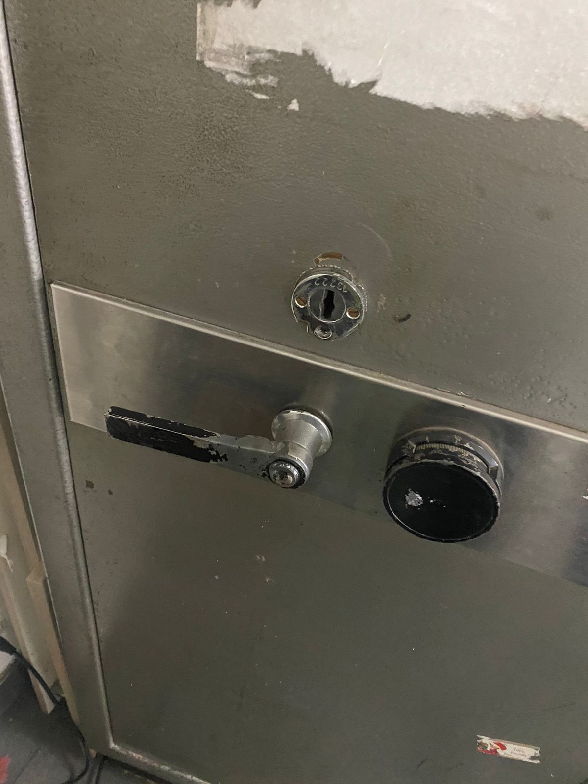 Cerradura de llave y palanca de caja fuerte evaluada antes de la apertura