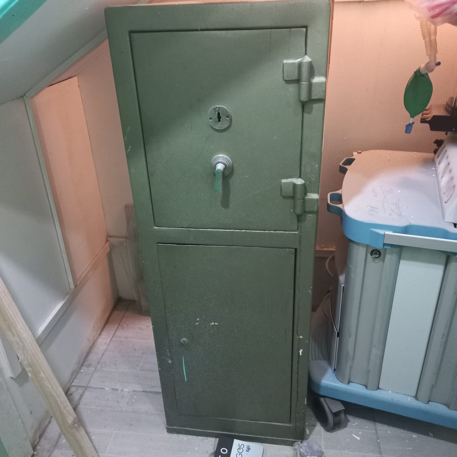 Caja fuerte de dos cuerpos abierta en espacio reducido