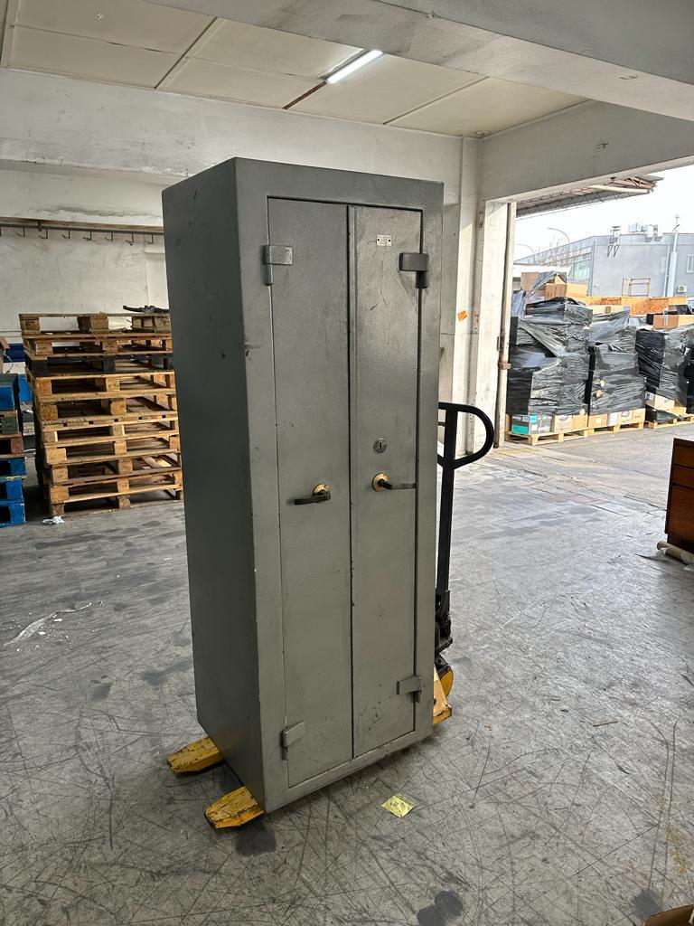 Bóveda de caja fuerte trasladada con carro hidráulico en bodega