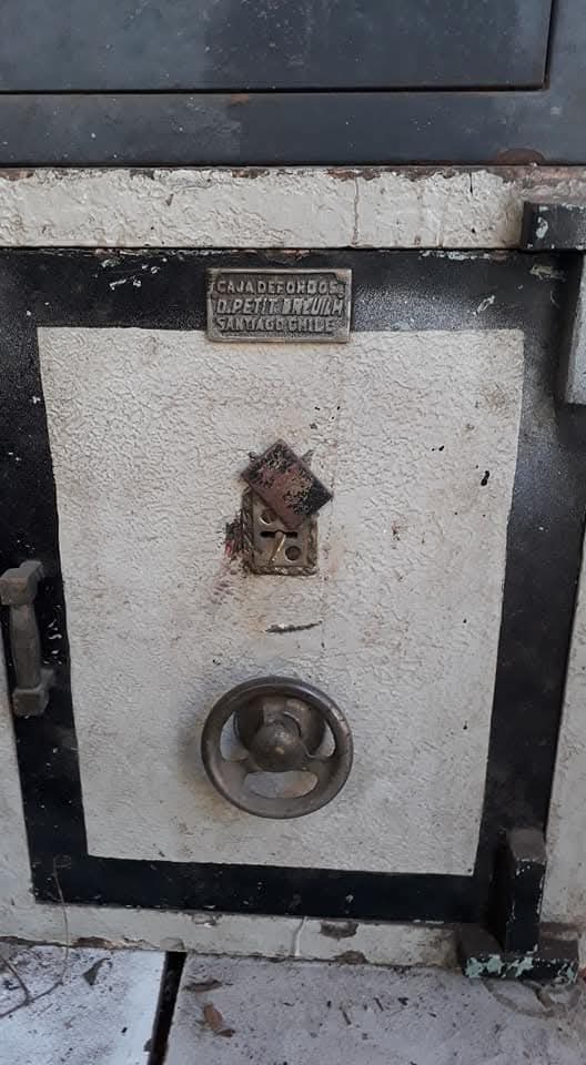 Caja fuerte antigua de marca O. Petit Breuil, con cerradura de rueda y ojo de llave