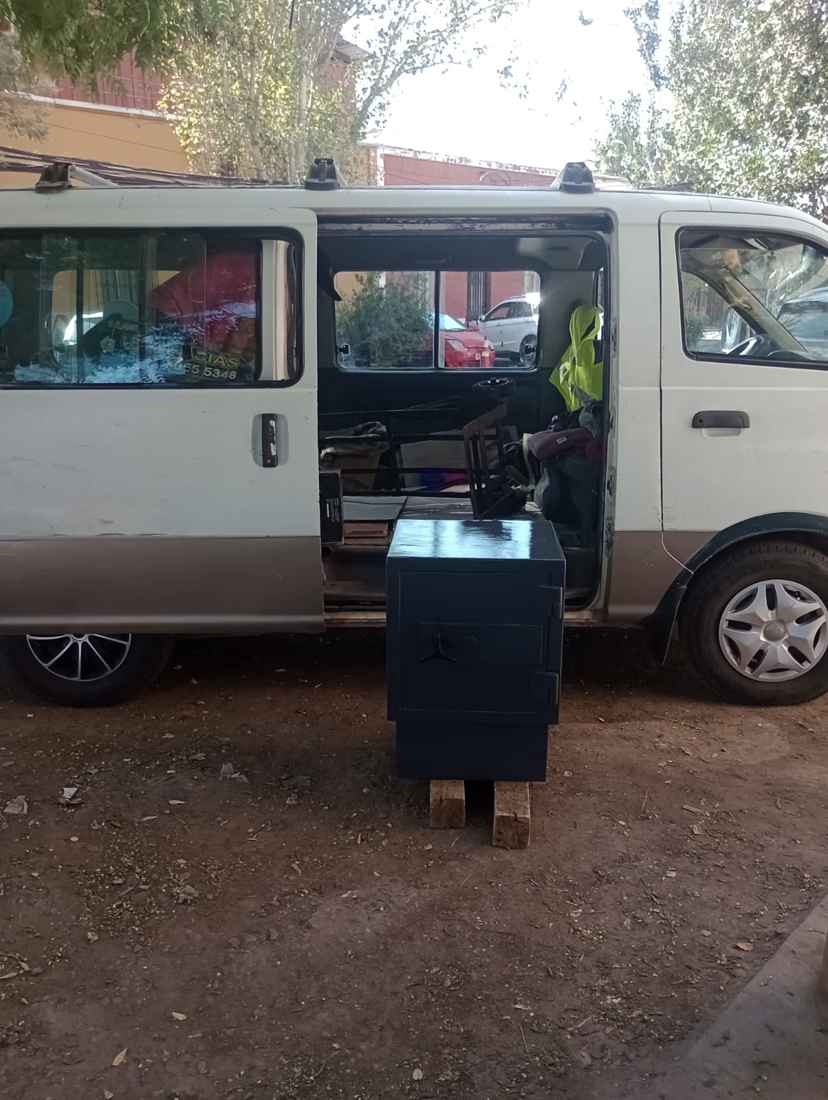 Equipo técnico de AbrirCajaFuerte.cl con caja fuerte lista para traslado en furgón de trabajo