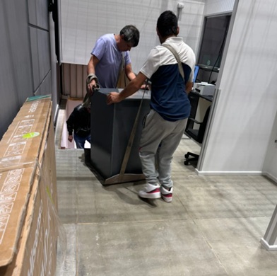 Traslado por escalera con carro hidráulico en edificio sin ascensor