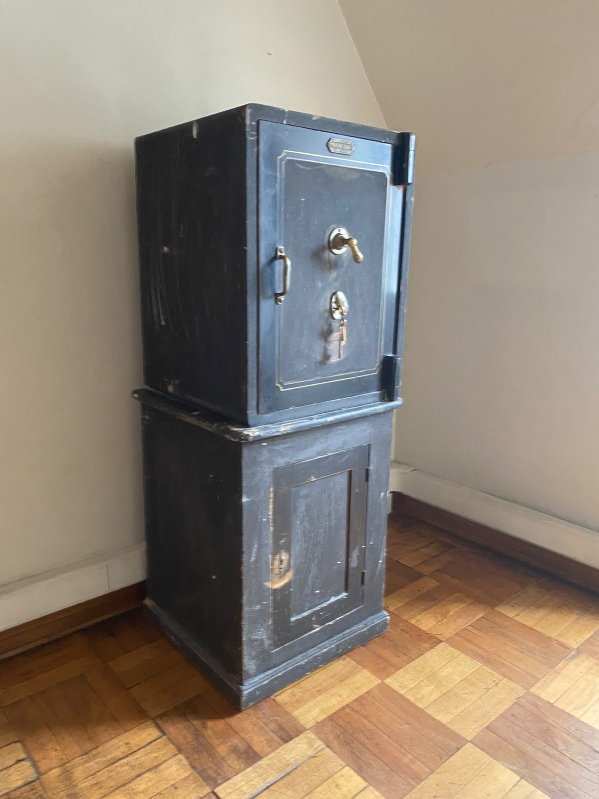 Caja fuerte antigua Máximo Bash completa, sobre mueble base con cajón, vista frontal