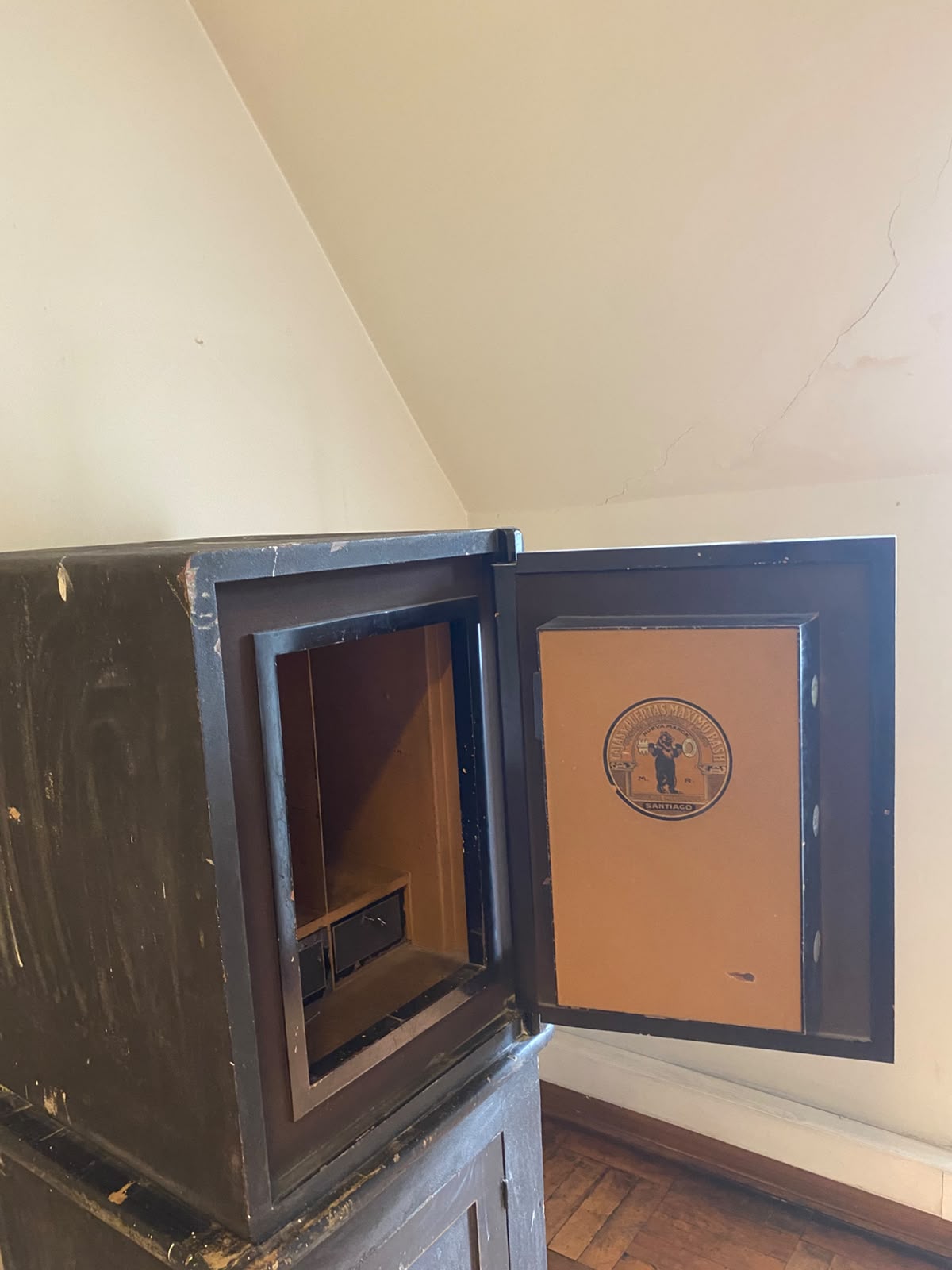Interior de caja fuerte antigua Máximo Bash con puerta abierta