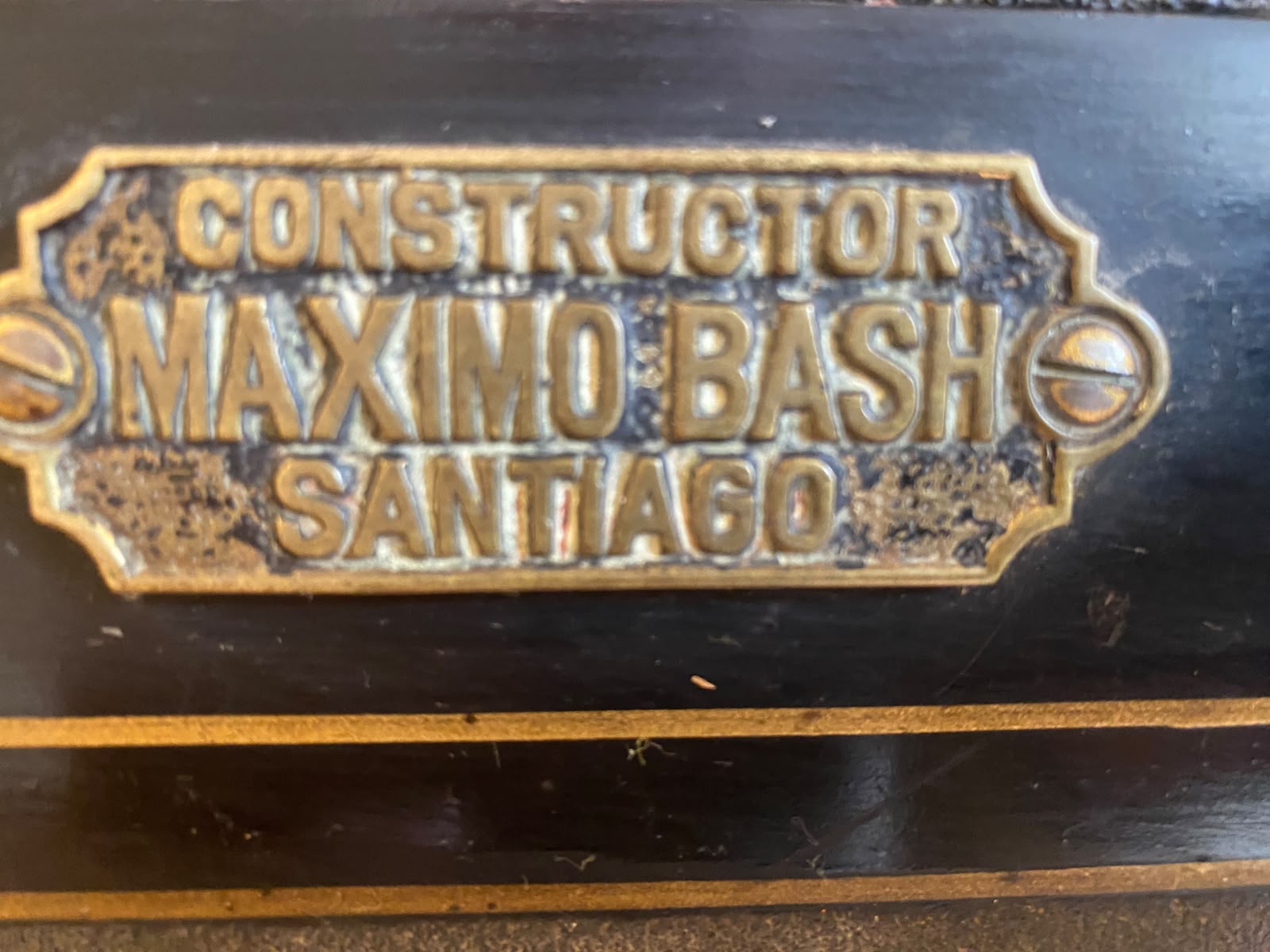 Placa de bronce Constructor Máximo Bash Santiago